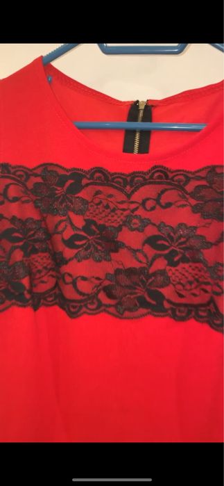 Къса червена рокля