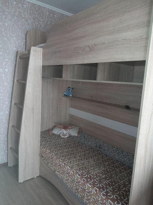 Двухъярусная кровать, стол