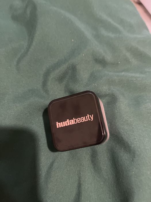 Hudabeauty cherry пудра мини  б/у