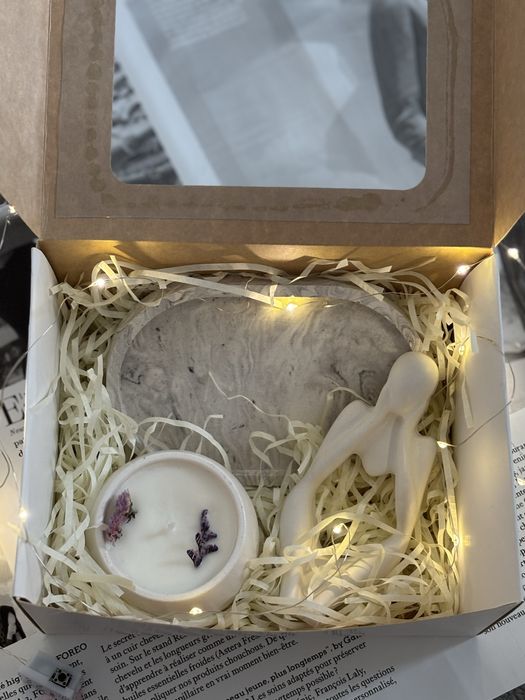 Свеча,статуэтка и поднос.