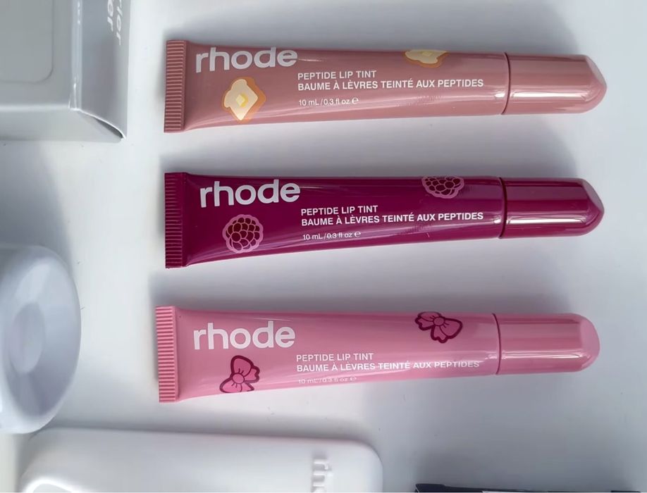 rhode нови гланцове Scented Peptide Lip Tint “Sticker” картинки
