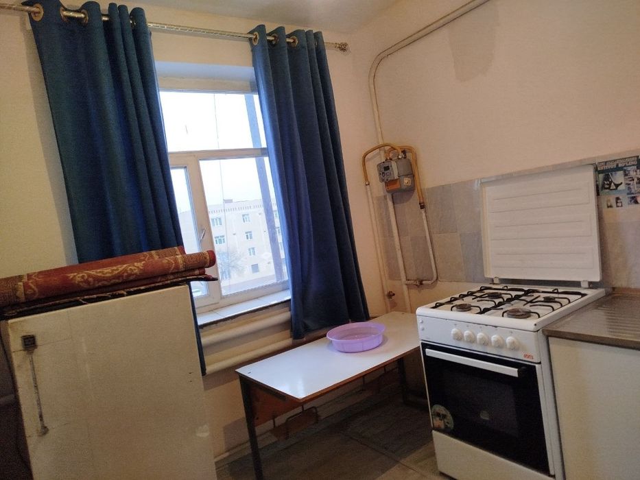 1 комната квартира сатилади 21 мкр 21 дом 4 этаж