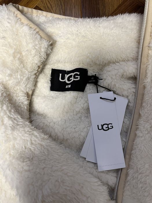 Продам совершенно новую куртку оригинал UGG