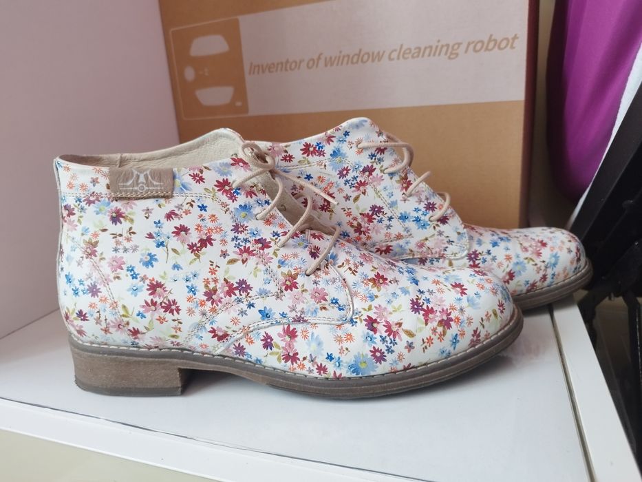 Кожени дамски боти с пъстър флорален принт