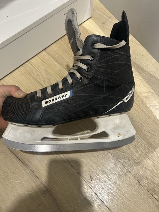 Коньки сатылады.