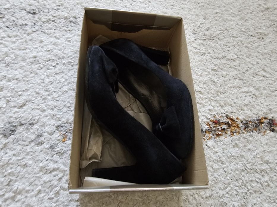 Pantofi negri din piele intoarsa cu toc eleganți