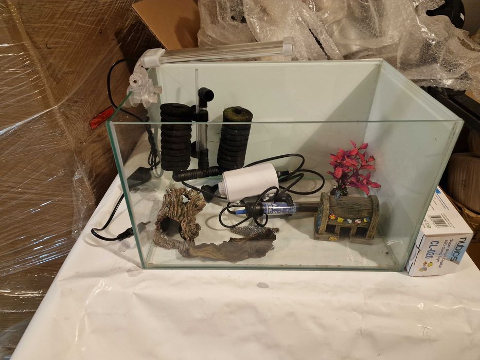 Acvariu 25 l cu filtru si decoruri