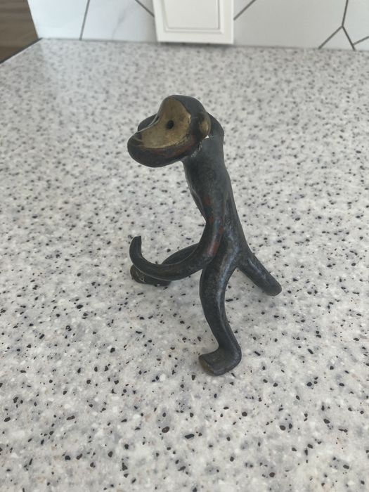 Продам чугунную статуэтку обезьянки