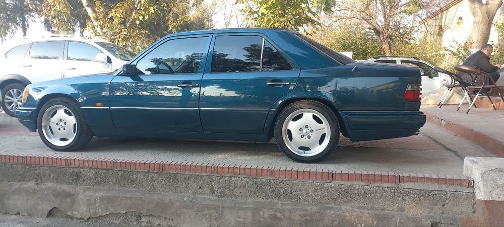 Mercedes w 124 E200 sotiladi