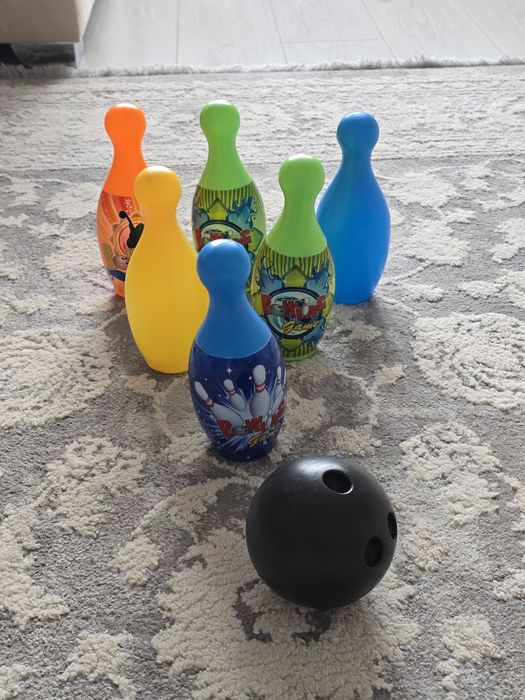 Игра боулинг , кегли