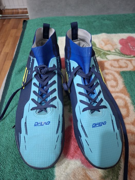 Продам футбольный обувь,одевал пару раз цена 7500 тг.