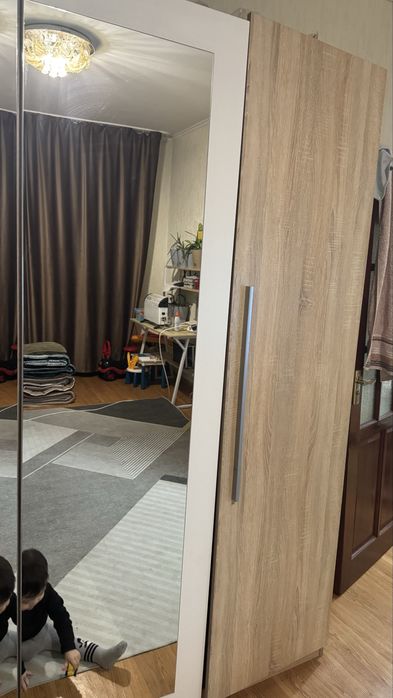 Шкаф и комод с зеркалом