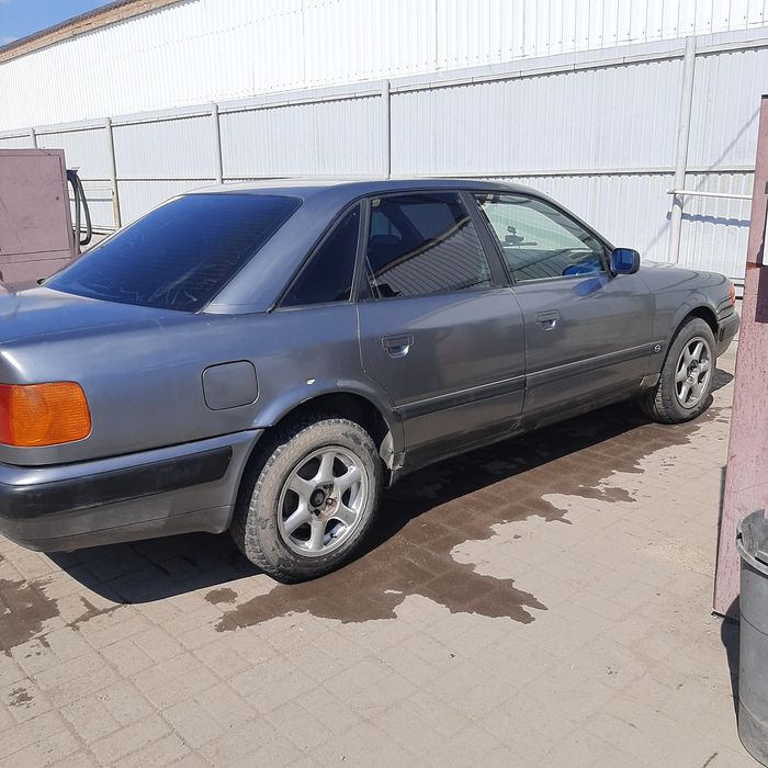Машина ауди 100 с4