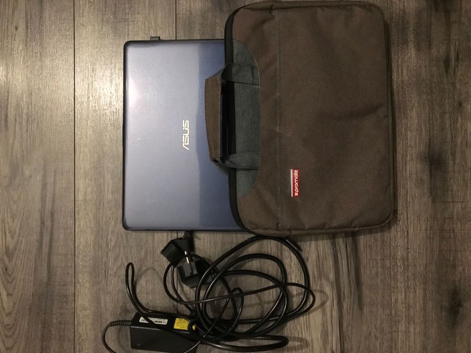 Vând notebook Asus, impecabil si geantă laptop hardcase,nouă.