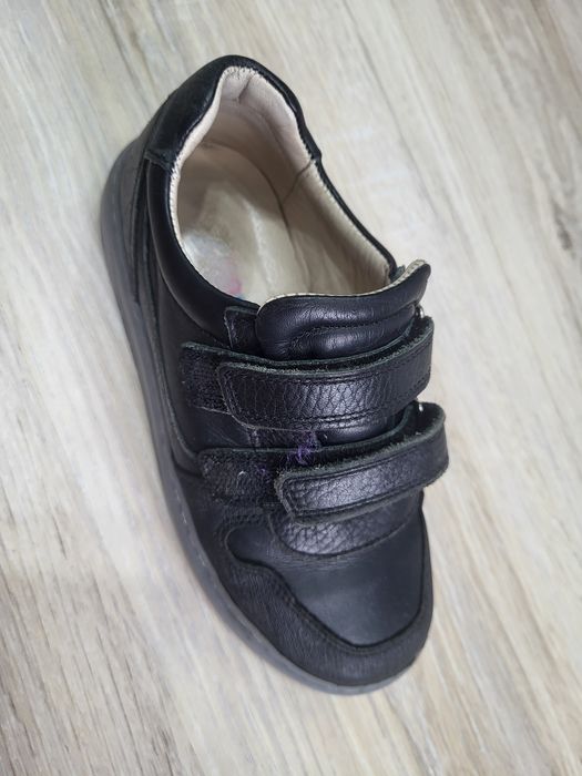 Детскую обувь продам