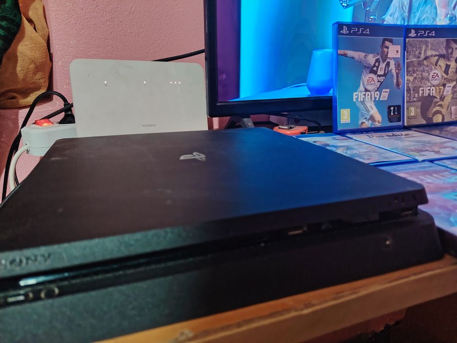 Vând ps4 slim de 1tb funcționează perfect nu scoate zgomote absolut impecabil