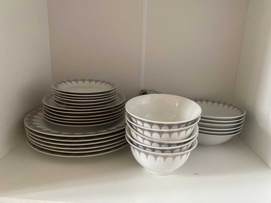 Продаю белый комод Кентаки  с посудой