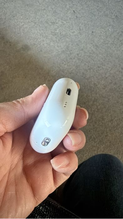 Продам AirPods орегинал .