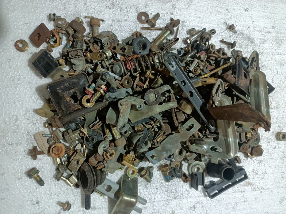 Крепежи за Мерцедес 124