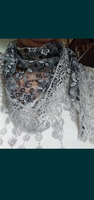 Eșarfă model păuni , eșarfă triunghiulară cu dantela