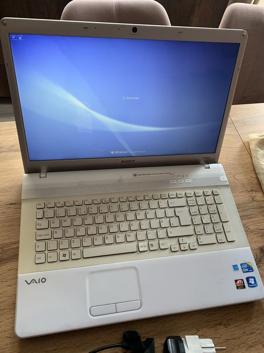 Лаптоп Sony VAIO VPCEC1M1E – Intel Core i3, 4 GB RAM + зарядно