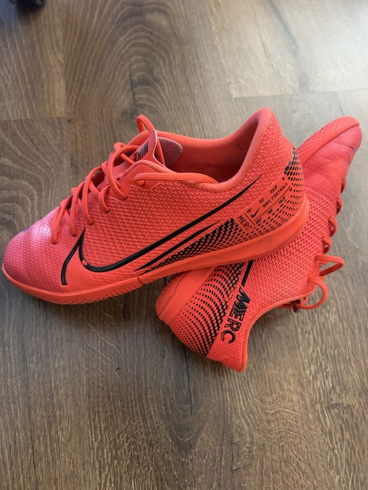 Футболни обувки за зала