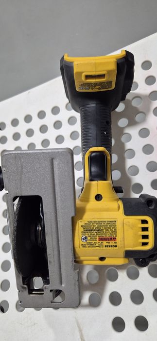 Дисковая пила Dewalt DCS438