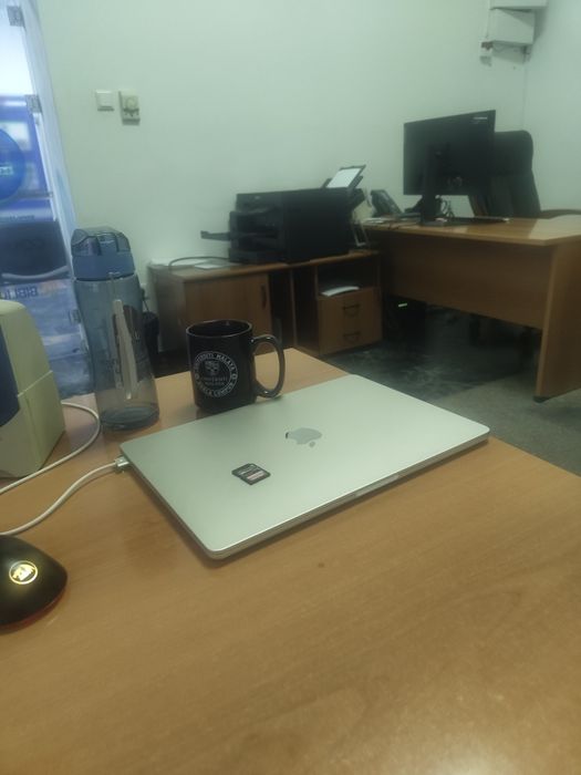 Продам Makbook M2 air 15 16/512 silver gold