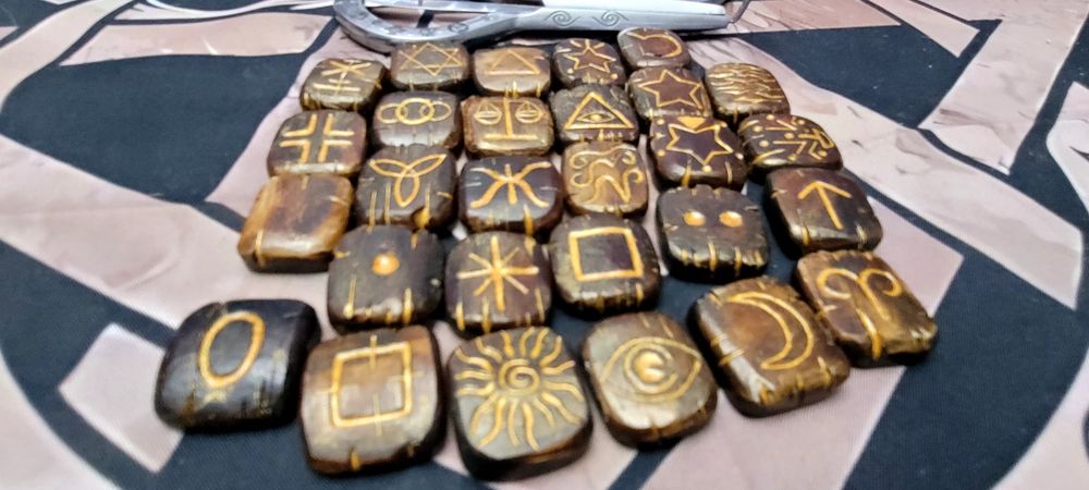 Ведьмины руны изготовленые из  кости