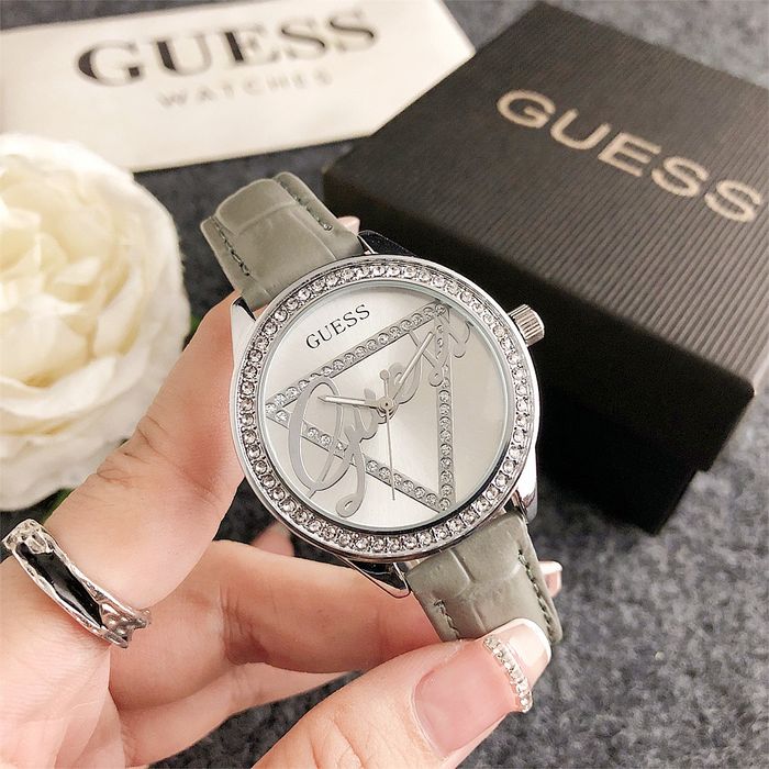 Дамски ръчен часовник Guess с кожена верижка