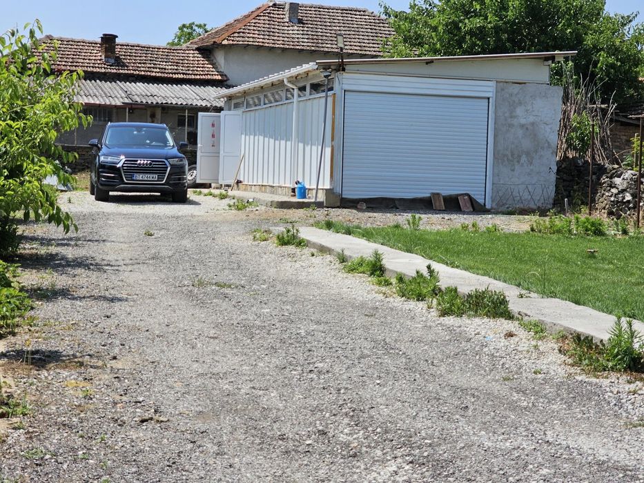 Продава се Къща в Павликени - 1080 кв.м за 25 €/кв.м - Снимка #1