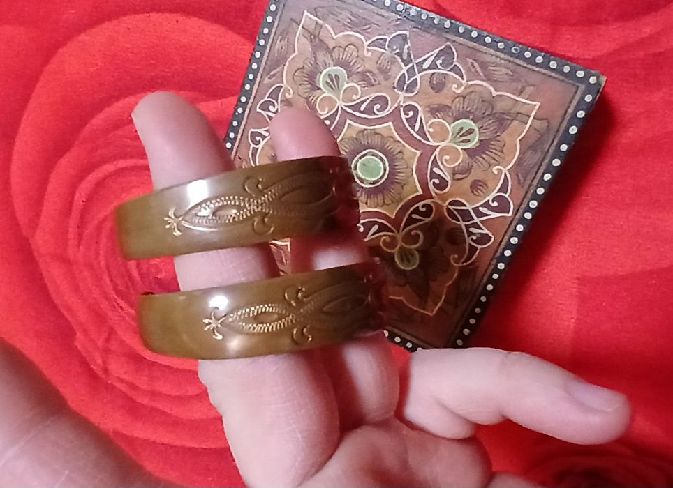 Кадимий билак узук