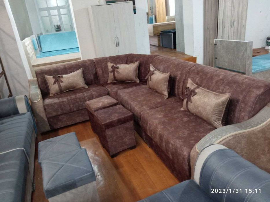 Мягкий уголок гостиной с сеха оптоп