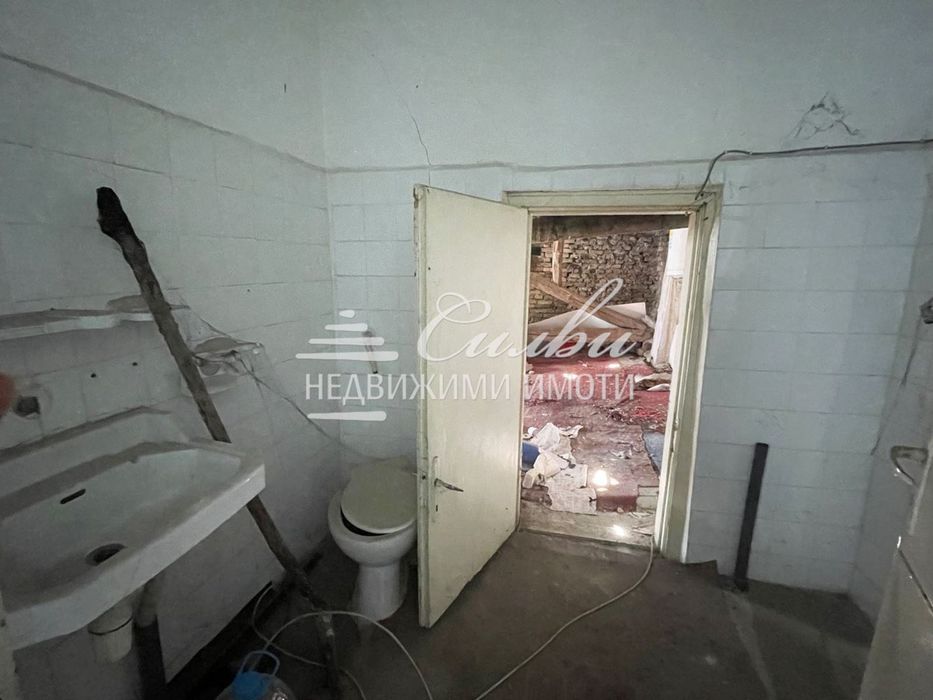 МАСИВНА двуетажна ТУХЛЕНА къща с ГАРАЖ - кв. Гривица