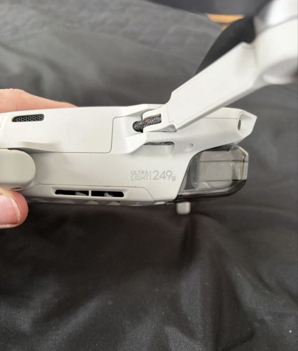 Продавам DJI Mini 2 SE с контролер и 2 батерии.