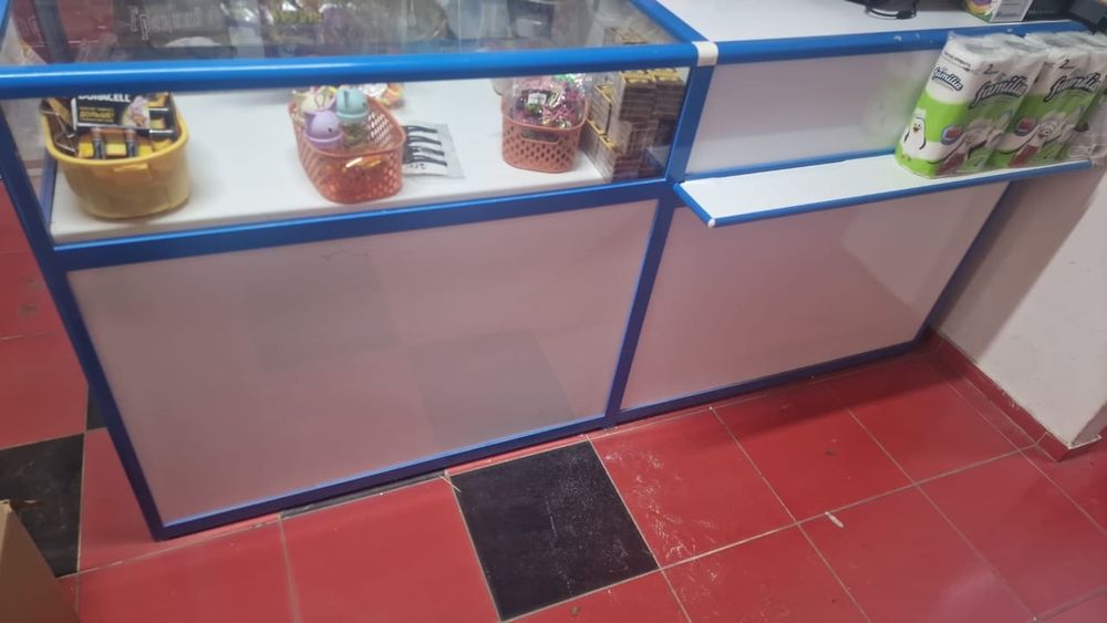 Полки, ресепшн, ветрина продается