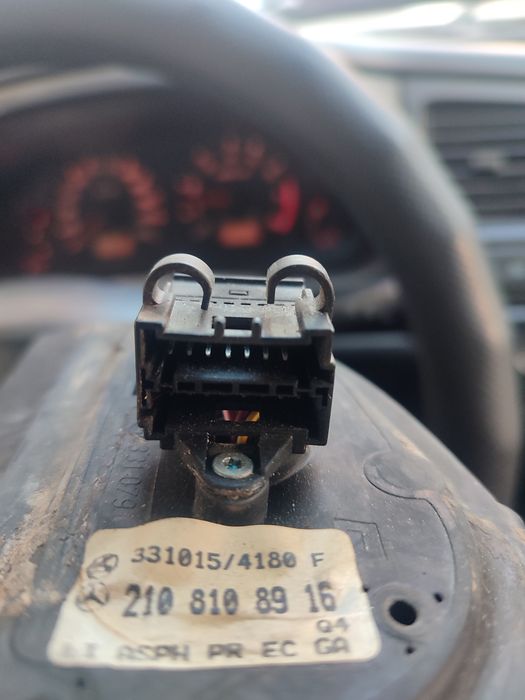 Продам левую зеркалу Мерседес 210