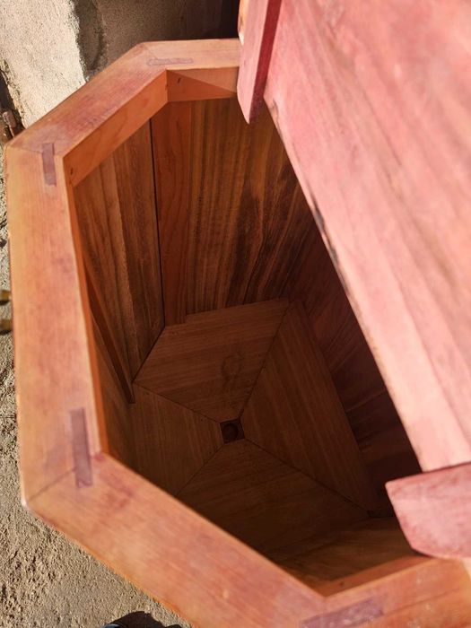 Старинен шкаф / диспенсър за насипни продукти.