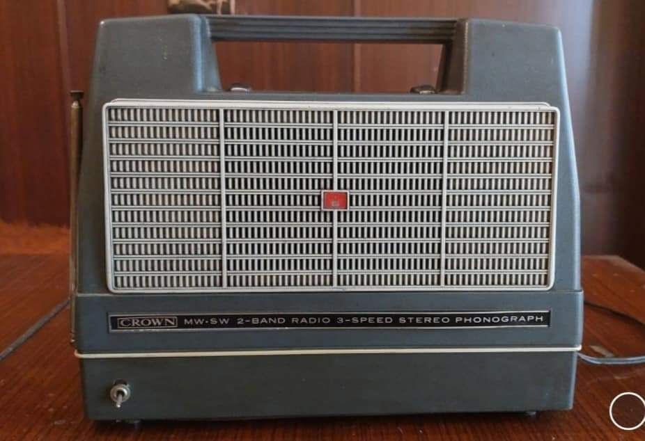 Продавам рядко срещан   Crown преносим стерео плейър STP-80F / FM-AM