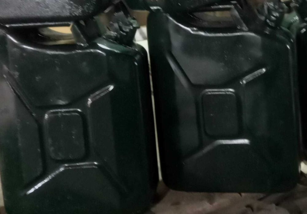 Продаются 20 литровые канистры.