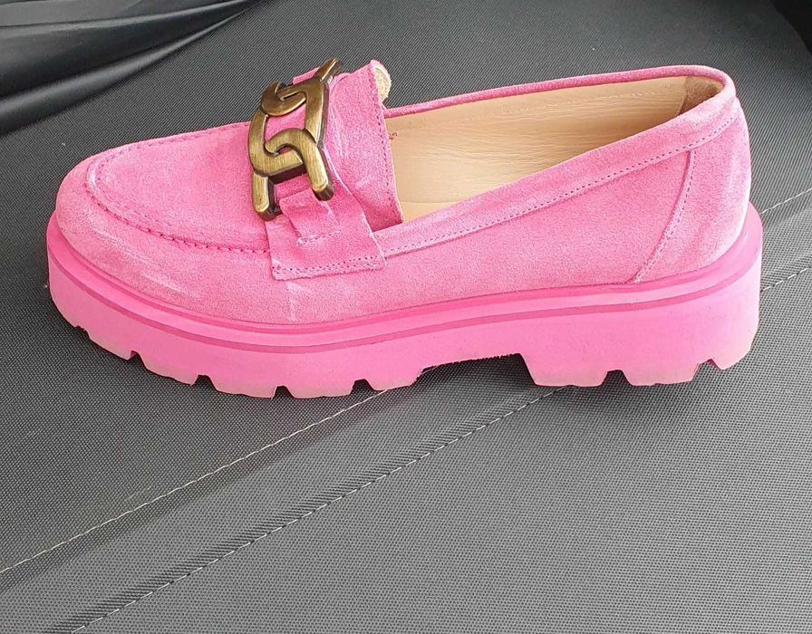 Цикламени мокасини от естествен велур с катарама.