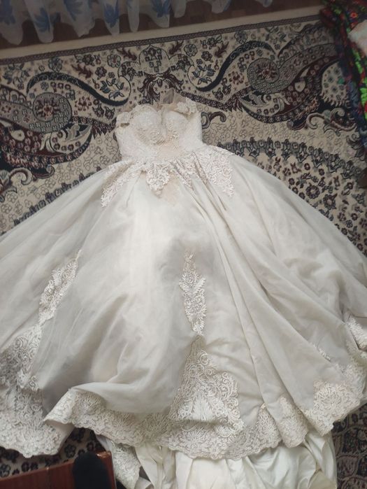 Келин куйлаклар сотилади