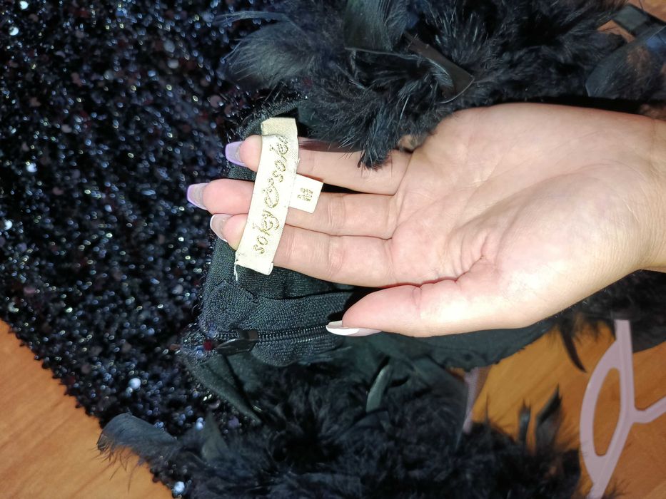 Черна рокля с пера