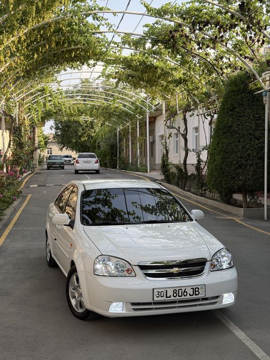 Lacetti 1.8 sotiladi