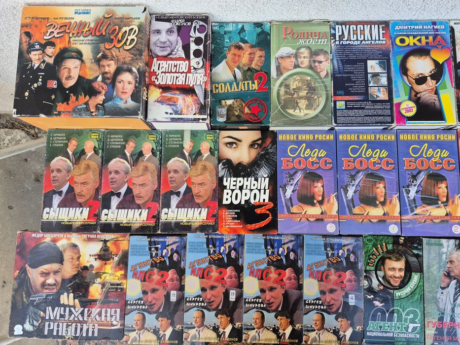 Vând 71 casete video VHS  filme,seriale actiune,in limba Rusa