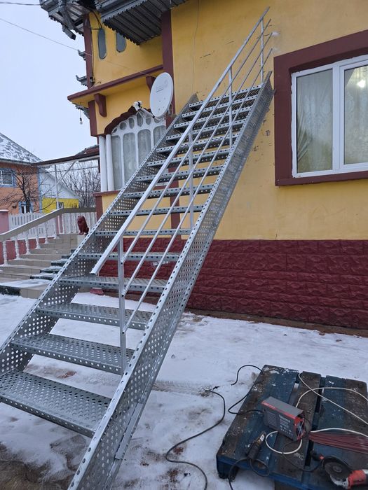 Scari metalice zincate cu montaj