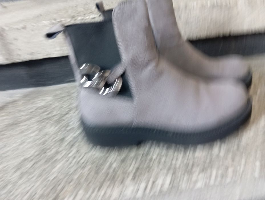 Сиви велурени боти