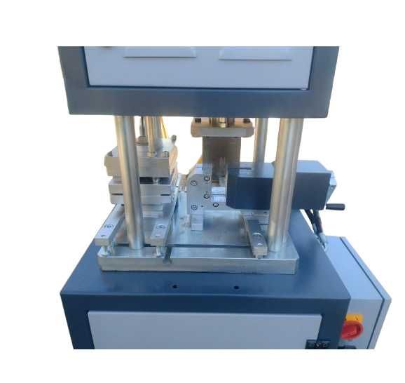 Presă Hidraulică pentru Tăierea și Decuparea de Profilelor Metalice