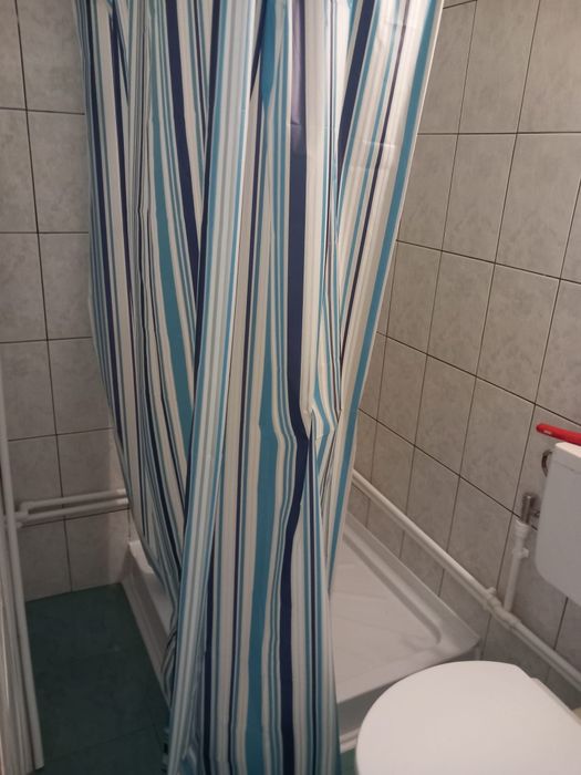Închiriez garsoniera (la casa)