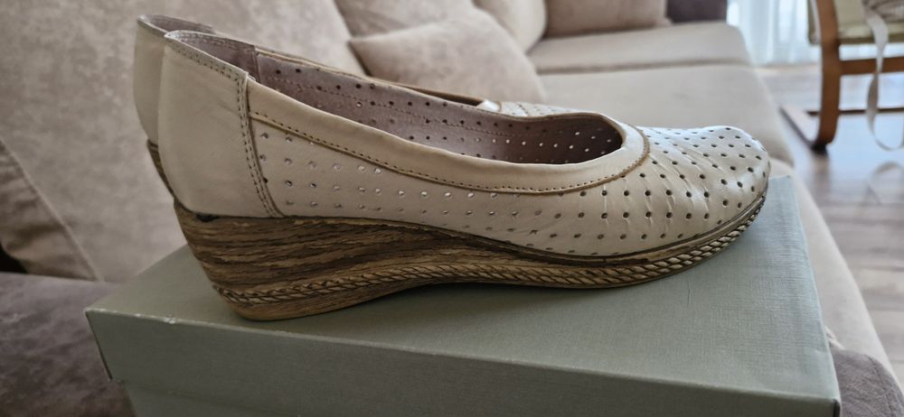 Дамски обувки, естествена кожа.